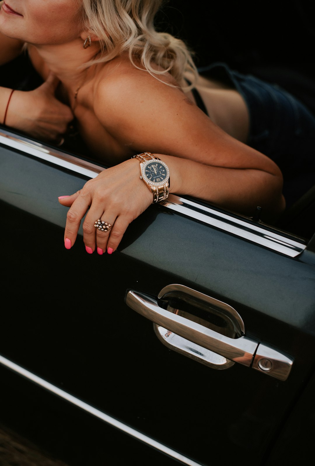 a-beautiful-blond-woman-leaning-out-of-a-car-window-4yln1zlvbqc